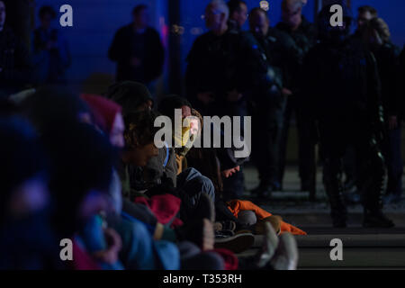 Magdeburg, Allemagne. 06 avr, 2019. Les manifestants forment un blocus d'un sit-in dans la rue. Le blocus est destiné à empêcher la retraite aux flambeaux mars de l 'Initiative des citoyens Magdeburg'. Les contre-manifestants prône la solidarité sans agitation raciste et la violence. Credit : Klaus-Dietmar Gabbert/dpa-Zentralbild/ZB/dpa/Alamy Live News Banque D'Images