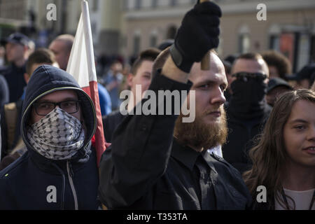 Varsovie, Mazowieckie, Pologne. 6ème apr 2019. Vu les nationalistes à l'écoute de ce que l'antifa militants sont criant.''Universités gratuitement du marxisme'' une protestation contre l'Université de Varsovie pour exprimer leur opposition à l'activité des extrémistes de gauche et d'autres cas d'endoctrinement de l'aile gauche des étudiants polonais. Au même endroit, les étudiants de gauche, et des militants anti-fascistes se sont réunis sous le slogan ''ici nous apprendre, ne pas heil''. Les deux groupes étaient séparés par un grand cordon de police. Credit : Attila Husejnow SOPA/Images/ZUMA/Alamy Fil Live News Banque D'Images