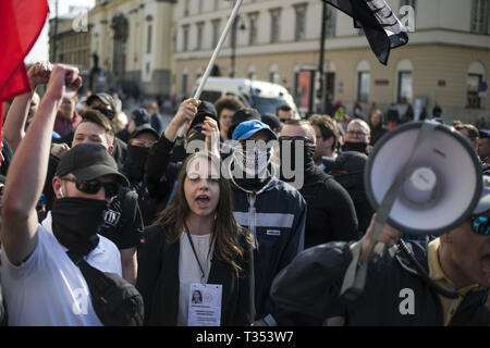 Varsovie, Mazowieckie, Pologne. 6ème apr 2019. Les manifestants d'extrême droite sont vus en criant des slogans nationalistes pendant la manifestation.''Universités gratuitement du marxisme'' une protestation contre l'Université de Varsovie pour exprimer leur opposition à l'activité des extrémistes de gauche et d'autres cas d'endoctrinement de l'aile gauche des étudiants polonais. Au même endroit, les étudiants de gauche, et des militants anti-fascistes se sont réunis sous le slogan ''ici nous apprendre, ne pas heil''. Les deux groupes étaient séparés par un grand cordon de police. Credit : Attila Husejnow SOPA/Images/ZUMA/Alamy Fil Live News Banque D'Images