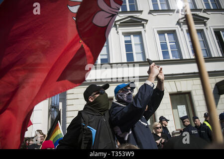 Varsovie, Mazowieckie, Pologne. 6ème apr 2019. Les Nationalistes masqué vu prendre des autoportraits pendant la manifestation.''Universités gratuitement du marxisme'' une protestation contre l'Université de Varsovie pour exprimer leur opposition à l'activité des extrémistes de gauche et d'autres cas d'endoctrinement de l'aile gauche des étudiants polonais. Au même endroit, les étudiants de gauche, et des militants anti-fascistes se sont réunis sous le slogan ''ici nous apprendre, ne pas heil''. Les deux groupes étaient séparés par un grand cordon de police. Credit : Attila Husejnow SOPA/Images/ZUMA/Alamy Fil Live News Banque D'Images