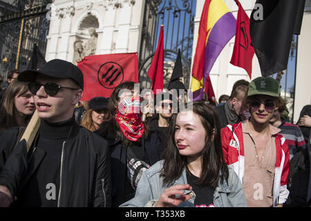 Varsovie, Mazowieckie, Pologne. 6ème apr 2019. Anit-fascistes les élèves vu crier pendant la manifestation.''Universités gratuitement du marxisme'' une protestation contre l'Université de Varsovie pour exprimer leur opposition à l'activité des extrémistes de gauche et d'autres cas d'endoctrinement de l'aile gauche des étudiants polonais. Au même endroit, les étudiants de gauche, et des militants anti-fascistes se sont réunis sous le slogan ''ici nous apprendre, ne pas heil''. Les deux groupes étaient séparés par un grand cordon de police. Credit : Attila Husejnow SOPA/Images/ZUMA/Alamy Fil Live News Banque D'Images