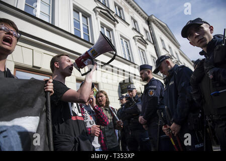 Varsovie, Mazowieckie, Pologne. 6ème apr 2019. Des étudiants anti-fasciste est vu crier dans le mégaphone pendant la manifestation.''Universités gratuitement du marxisme'' une protestation contre l'Université de Varsovie pour exprimer leur opposition à l'activité des extrémistes de gauche et d'autres cas d'endoctrinement de l'aile gauche des étudiants polonais. Au même endroit, les étudiants de gauche, et des militants anti-fascistes se sont réunis sous le slogan ''ici nous apprendre, ne pas heil''. Les deux groupes étaient séparés par un grand cordon de police. Credit : Attila Husejnow SOPA/Images/ZUMA/Alamy Fil Live News Banque D'Images