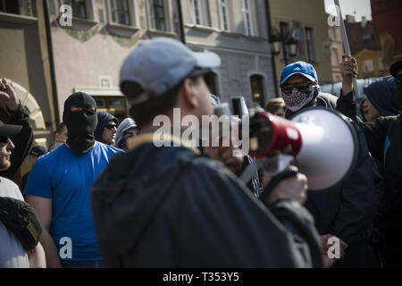 Varsovie, Mazowieckie, Pologne. 6ème apr 2019. Les Nationalistes masqué vu l'écoute d'un discours lors de la manifestation.''Universités gratuitement du marxisme'' une protestation contre l'Université de Varsovie pour exprimer leur opposition à l'activité des extrémistes de gauche et d'autres cas d'endoctrinement de l'aile gauche des étudiants polonais. Au même endroit, les étudiants de gauche, et des militants anti-fascistes se sont réunis sous le slogan ''ici nous apprendre, ne pas heil''. Les deux groupes étaient séparés par un grand cordon de police. Credit : Attila Husejnow SOPA/Images/ZUMA/Alamy Fil Live News Banque D'Images