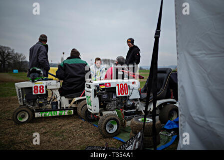 Genève, Suisse. 6ème apr 2019. Les participants se préparent à conduire leurs tondeuses tondeuse pour une compétition de course à Bülach, près de Zurich, Suisse, le 6 avril 2019. Tondeuse racing est une forme de sport automobile, dans laquelle les concurrents race modification des tondeuses à gazon. Les moteurs de la faucheuse d'origine sont conservés, mais les lames sont enlevés pour la sécurité. Crédit : Michele Limina/Xinhua/Alamy Live News Banque D'Images