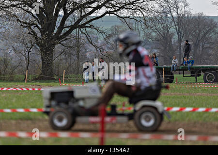 Genève, Suisse. 6ème apr 2019. Un participant entraîne une tondeuse tondeuse lors d'une compétition de course à Bülach, près de Zurich, Suisse, le 6 avril 2019. Tondeuse racing est une forme de sport automobile, dans laquelle les concurrents race modification des tondeuses à gazon. Les moteurs de la faucheuse d'origine sont conservés, mais les lames sont enlevés pour la sécurité. Crédit : Michele Limina/Xinhua/Alamy Live News Banque D'Images