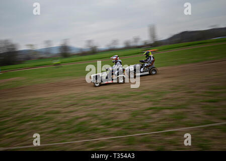 Genève, Suisse. 6ème apr 2019. Les participants conduisent leurs tondeuses tondeuse lors d'une compétition de course à Bülach, près de Zurich, Suisse, le 6 avril 2019. Tondeuse racing est une forme de sport automobile, dans laquelle les concurrents race modification des tondeuses à gazon. Les moteurs de la faucheuse d'origine sont conservés, mais les lames sont enlevés pour la sécurité. Crédit : Michele Limina/Xinhua/Alamy Live News Banque D'Images