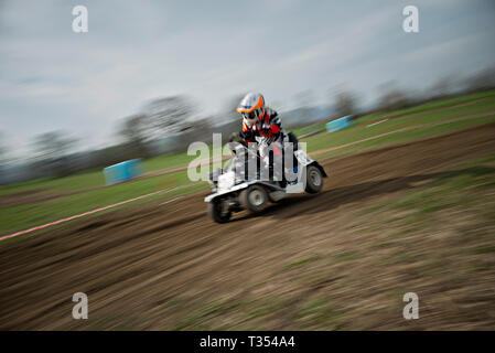 Genève, Suisse. 6ème apr 2019. Un participant entraîne une tondeuse tondeuse lors d'une compétition de course à Bülach, près de Zurich, Suisse, le 6 avril 2019. Tondeuse racing est une forme de sport automobile, dans laquelle les concurrents race modification des tondeuses à gazon. Les moteurs de la faucheuse d'origine sont conservés, mais les lames sont enlevés pour la sécurité. Crédit : Michele Limina/Xinhua/Alamy Live News Banque D'Images