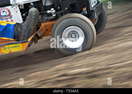 Genève, Suisse. 6ème apr 2019. Un participant entraîne une tondeuse tondeuse lors d'une compétition de course à Bülach, près de Zurich, Suisse, le 6 avril 2019. Tondeuse racing est une forme de sport automobile, dans laquelle les concurrents race modification des tondeuses à gazon. Les moteurs de la faucheuse d'origine sont conservés, mais les lames sont enlevés pour la sécurité. Crédit : Michele Limina/Xinhua/Alamy Live News Banque D'Images