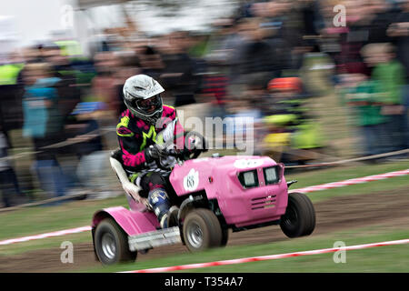 Genève, Suisse. 6ème apr 2019. Un participant entraîne une tondeuse tondeuse lors d'une compétition de course à Bülach, près de Zurich, Suisse, le 6 avril 2019. Tondeuse racing est une forme de sport automobile, dans laquelle les concurrents race modification des tondeuses à gazon. Les moteurs de la faucheuse d'origine sont conservés, mais les lames sont enlevés pour la sécurité. Crédit : Michele Limina/Xinhua/Alamy Live News Banque D'Images