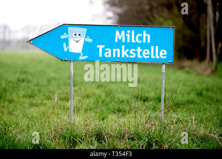 Oldenburg, Allemagne. Le 05 Avr, 2019. Un panneau avec l'inscription 'Milch Tankstelle' (station de remplissage de lait) se trouve sur un chemin de terre à la périphérie de la ville. Credit : Hauke-Christian Dittrich/dpa/Alamy Live News Banque D'Images