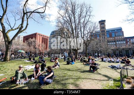 New York, USA. 06 avr, 2019. Des températures élevées au public jouit de Washington Square Park, à New York aux États-Unis cet après-midi, samedi. Brésil : Crédit Photo Presse/Alamy Live News Banque D'Images