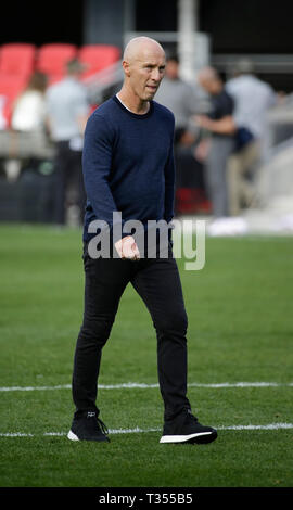 Washington DC, USA. 6ème apr 2019. Pour l'entraîneur Bob Bradley promenades hors du terrain après un match de soccer MLS entre D.C. United et Los Angeles Football Club au champ d'Audi à Washington DC. Justin Cooper/CSM/Alamy Live News Banque D'Images