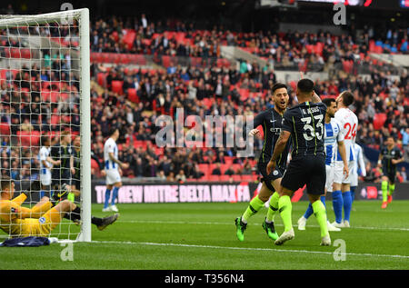 Londres, Royaume-Uni. 06 avr, 2019. Manchester City's Gabriel Jésus (# 33) célèbre marquant le premier but avec coéquipier David Silva lors de la demi-finale de la FA Cup match entre Manchester City et de Brighton et Hove Albion au stade de Wembley à Londres, en Grande-Bretagne le 6 avril 2019. Manchester City a gagné 1-0. Pour un usage éditorial uniquement. Pas À VENDRE À DES FINS DE MARKETING OU DE CAMPAGNES PUBLICITAIRES. Pas d'utilisation non autorisée avec l'AUDIO, VIDÉO, données, listes de luminaire, club ou la Ligue de logos ou services 'LIVE'. En ligne De-MATCH UTILISATION LIMITÉE À 45 IMAGES, aucune émulation. Aucune UTILISATION DE PARI, DE JEUX OU D'UN CLUB OU LA LIGUE/PL Crédit : Xinhua/Al Banque D'Images