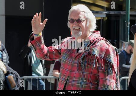 New York, USA. 06 avr, 2019. Grand maréchal Billy Connolly et de la famille (épouse Pamela Stephenson, filles Scarlett et Amy) au cours de la New York City le Jour du tartan des défilés. Photo : Luiz Rampelotto/EuropaNewswire | Conditions de crédit dans le monde entier : dpa photo alliance/Alamy Live News Banque D'Images