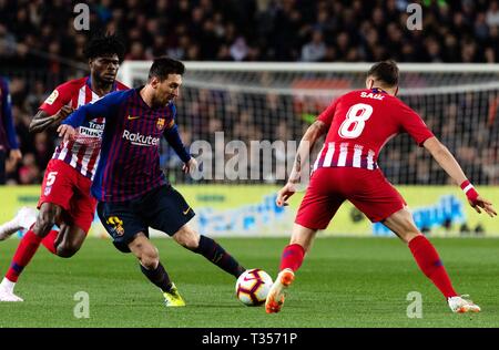 Barcelone, Espagne. 6ème apr 2019. Le FC Barcelone Lionel Messi (C) est en concurrence avec l'Atletico de Madrid Saul Niguez (R) et Thomas Partey pendant un match de la Liga espagnole entre le FC Barcelone et l'Atlético de Madrid à Barcelone, Espagne, le 6 avril 2019. Le FC Barcelone a gagné 2-0. Credit : Joan Gosa/Xinhua/Alamy Live News Banque D'Images