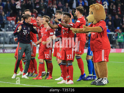 Munich, Allemagne. 6ème apr 2019. Les joueurs du Bayern de Munich, salue les fans après un match de Bundesliga allemande entre FC Bayern Munich Borussia Dortmund et à Munich, Allemagne, le 6 avril 2019. Le Bayern Munich a gagné 5-0. Crédit : Philippe Ruiz/Xinhua/Alamy Live News Banque D'Images