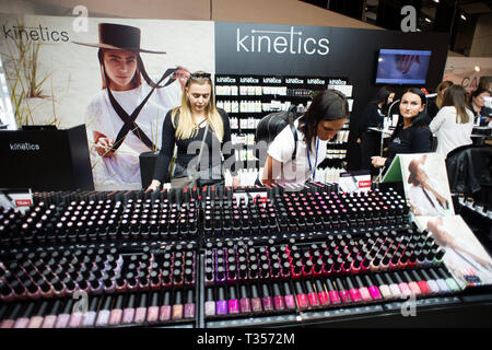 Vilnius, Lituanie. 6ème apr 2019. Les visiteurs choisissent les produits au cours de l'Exposition internationale de l'industrie de beauté Cendrillon à Vilnius, Lituanie, 6 avril 2019. Le salon de trois jours qui dure du 5 au 7 avril, réunissant des Lituaniens et célèbre la beauté des experts et professionnels, offre la possibilité de découvrir les dernières tendances de beauté globale. Alfredas Crédit : Pliadis/Xinhua/Alamy Live News Banque D'Images