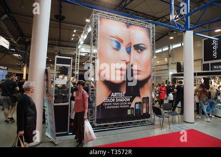 Vilnius, Lituanie. 6ème apr 2019. Personnes visitent l'Exposition internationale de l'industrie de beauté Cendrillon à Vilnius, Lituanie, 6 avril 2019. Le salon de trois jours qui dure du 5 au 7 avril, réunissant des Lituaniens et célèbre la beauté des experts et professionnels, offre la possibilité de découvrir les dernières tendances de beauté globale. Alfredas Crédit : Pliadis/Xinhua/Alamy Live News Banque D'Images