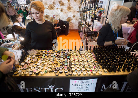 Vilnius, Lituanie. 6ème apr 2019. Les visiteurs choisissent les produits au cours de l'Exposition internationale de l'industrie de beauté Cendrillon à Vilnius, Lituanie, 6 avril 2019. Le salon de trois jours qui dure du 5 au 7 avril, réunissant des Lituaniens et célèbre la beauté des experts et professionnels, offre la possibilité de découvrir les dernières tendances de beauté globale. Alfredas Crédit : Pliadis/Xinhua/Alamy Live News Banque D'Images