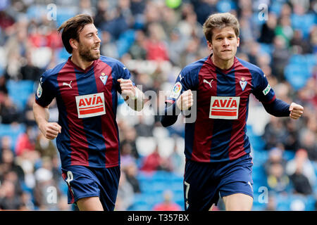 Madrid, Espagne. 06 avr, 2019. Le SD Eibar Sergi enrichir (L) et Mariano Diaz (R) célèbrent objectif durant la Liga match entre le Real Madrid et SD Eibar à Santiago Bernabeu à Madrid, Espagne. Score final : Real Madrid 2 - 1 SD Eibar. Credit : SOPA/Alamy Images Limited Live News Banque D'Images