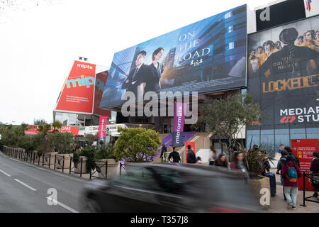 Cannes, France. 6ème apr 2019. Photo prise le 6 avril 2019 montre un énorme plat affiche pour le Festival de Cannes 2019 Série International, ou Canneseries 2019, à Cannes, France. L'événement se déroule du 5 au 10 avril. Crédit : Jack Chan/Xinhua/Alamy Live News Banque D'Images