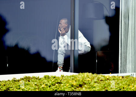 Arnhem, Pays-Bas. 06 avr, 2019. ARNHEM, 06-04-2019, Papendal, saison 2018 / 2019, le néerlandais Tweede Divisie, Vitesse dvd Thulani Serero regarder le match Jong Vitesse - HHC Hardenberg 4-1 : Crédit Photos Pro/Alamy Live News Banque D'Images