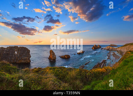 Coucher du Soleil Plage Arnia (Espagne, Océan Atlantique) du paysage littoral. Quatre coups stitch panorama. Banque D'Images