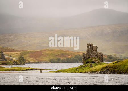 Château Ardvreck se dresse sur la rive du Loch Assynt sur l'A837 à Sutherland, au nord-ouest de l'Écosse. Banque D'Images