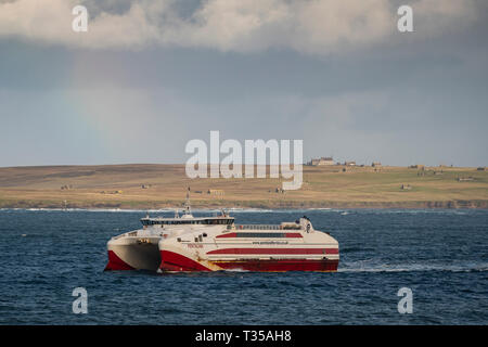 Pentland Ferries ferry catamaran "Pentalina' arrivant des Orcades pour débarquer les voitures à la jetée dans les branchies, près de John O'Groats dans le nord de l'Ecosse. Banque D'Images