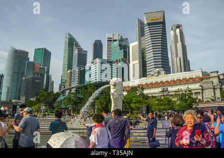Singapour, en Asie - le 16 décembre 2018 : les touristes et les visiteurs au parc Merlion. C'est un célèbre monument de Singapour et l'attraction touristique majeure. Banque D'Images