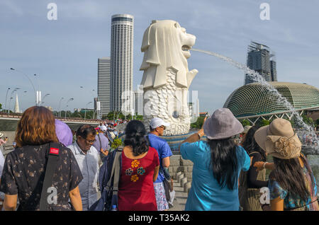Singapour, en Asie - le 16 décembre 2018 : les touristes et les visiteurs au parc Merlion. C'est un célèbre monument de Singapour et l'attraction touristique majeure. Banque D'Images