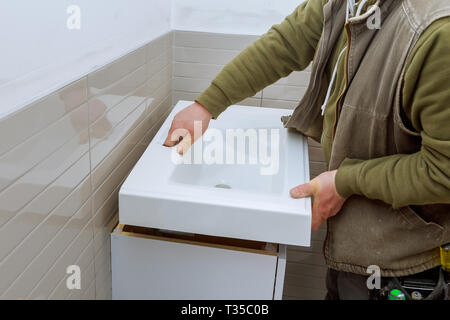 Salle de bains moderne avec des installations sanitaires salle de bain vanité cabinets robinet compteur Banque D'Images