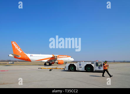 Préparation de l'avion Passanger off sur l'aéroport de Franz Liszt, Budapest, Europe Banque D'Images