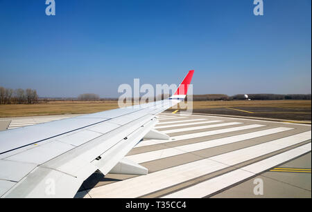 Préparation de l'avion Passanger off sur l'aéroport de Franz Liszt, Budapest, Europe Banque D'Images