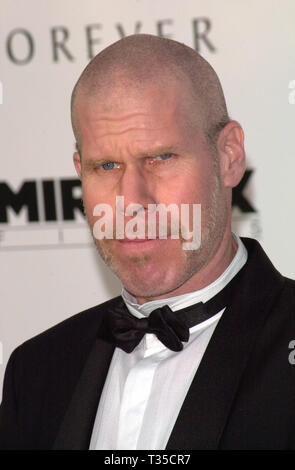 CANNES, FRANCE. 17 mai 2001 : l'Acteur Ron Perlman à l'un diamant est éternel - CINÉMA CONTRE LE SIDA 2001 gala, au Moulin de Mougins Restaurant, au profit de la Fondation américaine pour la recherche sur le SIDA. (AmFAR). © Paul Smith/Featureflash Banque D'Images