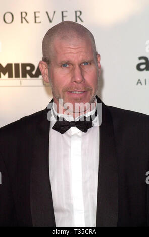 CANNES, FRANCE. 17 mai 2001 : l'Acteur Ron Perlman à l'un diamant est éternel - CINÉMA CONTRE LE SIDA 2001 gala, au Moulin de Mougins Restaurant, au profit de la Fondation américaine pour la recherche sur le SIDA. (AmFAR). © Paul Smith/Featureflash Banque D'Images