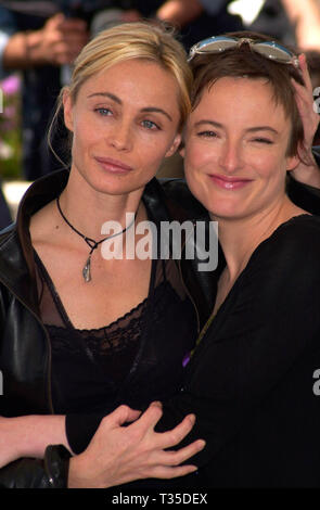 CANNES, FRANCE. 12 mai 2001 : actrices françaises Emmanuelle Beart (blonde) et Pascale Bussières au Festival de Cannes pour promouvoir leur film la répétition. © Paul Smith/Featureflash Banque D'Images