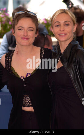 CANNES, FRANCE. 12 mai 2001 : actrices françaises Emmanuelle Beart (blonde) et Pascale Bussières au Festival de Cannes pour promouvoir leur film la répétition. © Paul Smith/Featureflash Banque D'Images