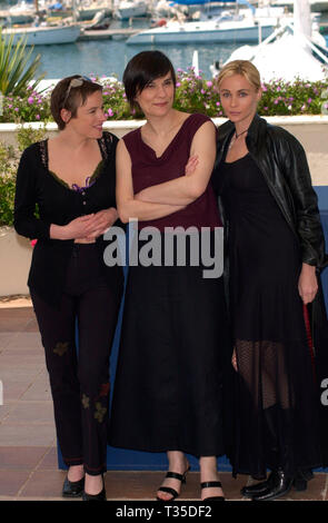 CANNES, FRANCE. 12 mai 2001 : actrices françaises Emmanuelle Beart (blonde) et Pascale Bussières avec réalisateur Catherine Corsini (centre) au Festival de Cannes pour promouvoir leur film la répétition. © Paul Smith/Featureflash Banque D'Images