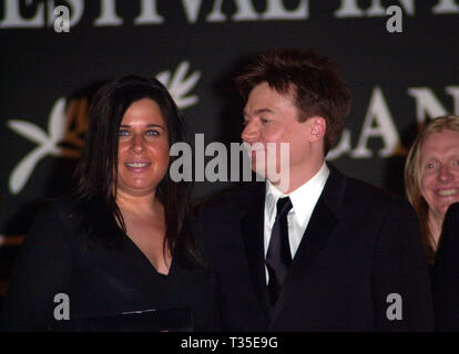 CANNES, FRANCE. 12 mai 2001 : l'Acteur Mike MYERS & femme lors de la première de son film Shrek au Festival de Cannes. © Paul Smith/Featureflash Banque D'Images