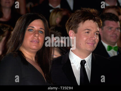 CANNES, FRANCE. 12 mai 2001 : l'Acteur Mike MYERS & femme lors de la première de son film Shrek au Festival de Cannes. © Paul Smith/Featureflash Banque D'Images