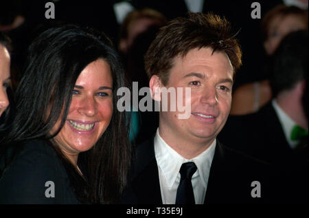 CANNES, FRANCE. 12 mai 2001 : l'Acteur Mike MYERS & femme lors de la première de son film Shrek au Festival de Cannes. © Paul Smith/Featureflash Banque D'Images