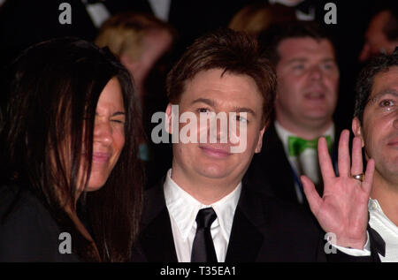 CANNES, FRANCE. 12 mai 2001 : l'Acteur Mike MYERS & femme lors de la première de son film Shrek au Festival de Cannes. © Paul Smith/Featureflash Banque D'Images