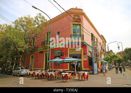 Les gens marcher sur l'allée Caminito dans le quartier de La Boca, l'une des destinations touristiques les plus populaires à Buenos Aires, Argentine Banque D'Images