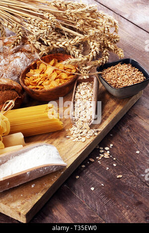 Les produits de grains entiers avec des glucides complexes sur la table rustique Banque D'Images