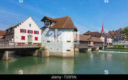 Bremgarten, Suisse - 16 juin 2018 : cité médiévale pont couvert sur la rivière Reuss (allemand : Reussbrucke Bremgarten), immeubles de la partie historique Banque D'Images