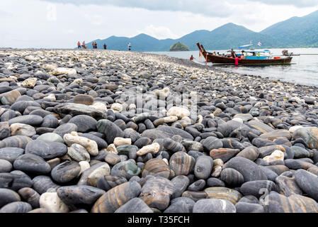 La mer d'Andaman voyage à l'île de Ko Hin Ngam et l'arrivée des touristes par bateau "long tail" et la belle nature de la roche avec couleur noir étrange à Ta Banque D'Images