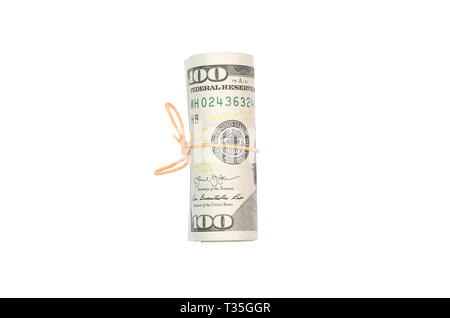US dollars enroulé et serré avec band isolé sur fond blanc. L'argent américain Banque D'Images