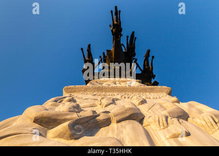 La République statue sur l'arbre carré Gundogdu à Izmir, Turquie. Situé à l'intérieur entre les quartiers d'Alsancak et Banque D'Images