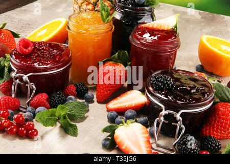 Assortiment de confitures, fruits de saison, de prunes, de menthe et de fruits avec des groseilles et fraises Banque D'Images